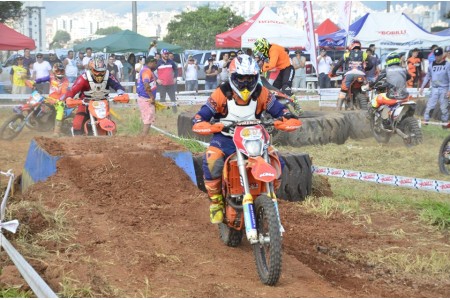 Brasileiro de Super Enduro começou com máquinas voando em aeroporto de BH