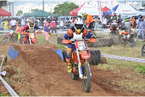 Brasileiro de Super Enduro começou com máquinas voando em aeroporto de BH Brasileiro de Super Enduro começou com máquinas voando em aeroporto de BH