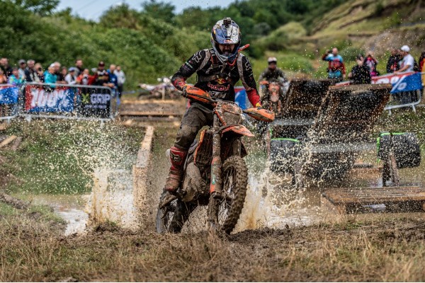 Alemão vence o Romaniacs Enduro. Brasileiros superam desafio extremo