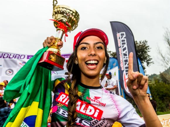 Bárbara Neves conquista título Latino-Americano de Enduro